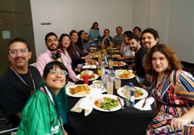Comida en Wikimanía sobre educación. Presentes en la foto de izquierda a derecha: Claudia, Iván, Fredy, Nicole, Florencia, Julián, Mauricio, Julita, Luisina, John, Guillermo Carlos, Jesed, Bernardo, Luis, Ferfive