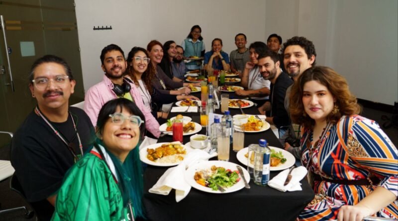 Comida en Wikimanía sobre educación. Presentes en la foto de izquierda a derecha: Claudia, Iván, Fredy, Nicole, Florencia, Julián, Mauricio, Julita, Luisina, John, Guillermo Carlos, Jesed, Bernardo, Luis, Ferfive