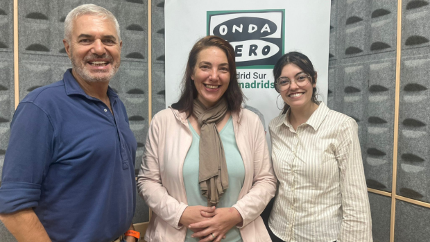 3 personas posando a cámara en la Radio